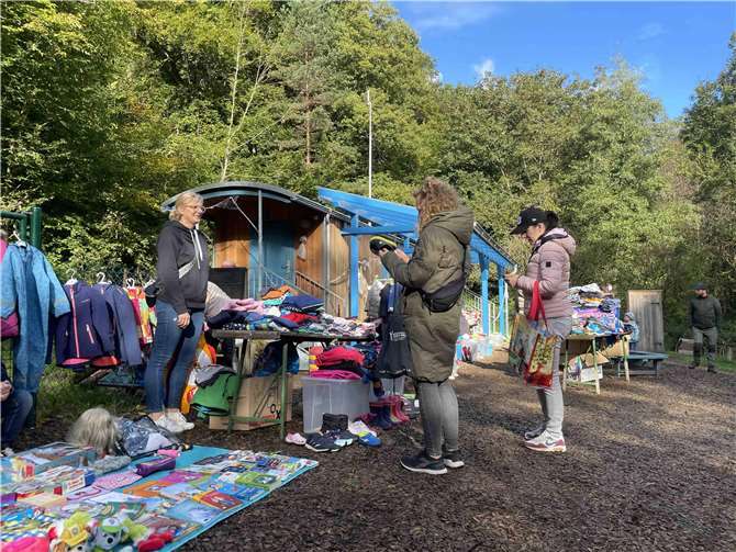 Viele Kleidungsstücke und Spielmaterialien haben an dem Tag den Eigentümer gewechselt.  Foto: C. Sundheimer / Kita