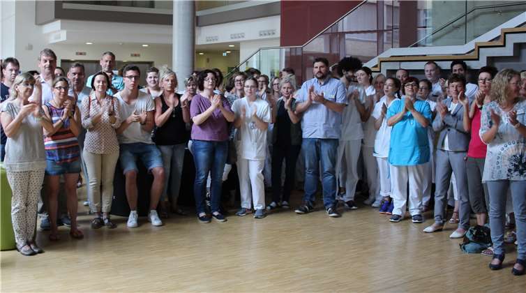 Viele Kollegen des Marienhaus-Klinikums waren zusammengekommen, um die Aktion „Klatschen für die Pflege“ aktiv zu unterstützen.privat