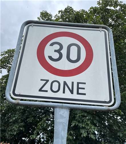 Viele Kommunen möchten vermehrt auf Tempo 30 setzen.  Foto: SN