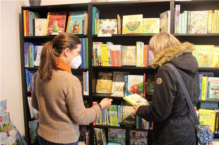 Viele Kunden nutzten die „Frühlingsgefühle“ zur umfangreichen Beratung – wie hier in der „Buchhandlung am Ahrtor“ in Ahrweiler…  Foto: DU