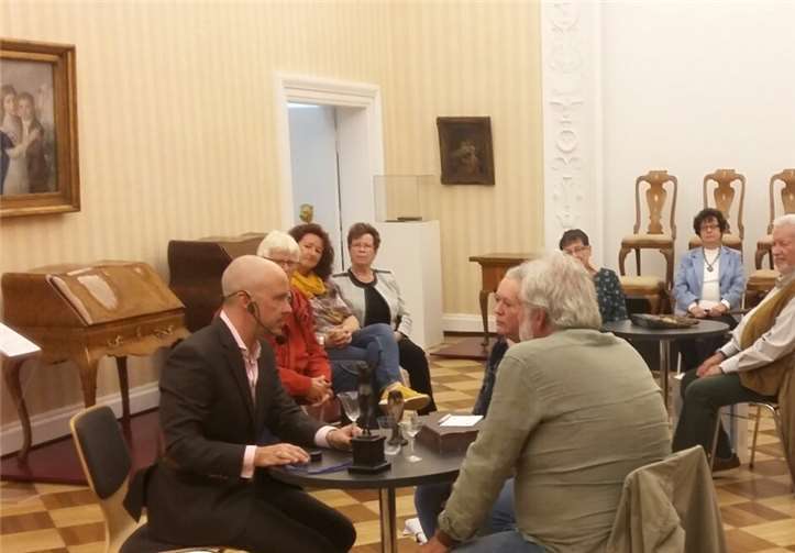 Viele Kunstinteressierte trafen im Festsaal des Roentgen-Museums ein und brachten 100 Objekte mit.Foto: privat