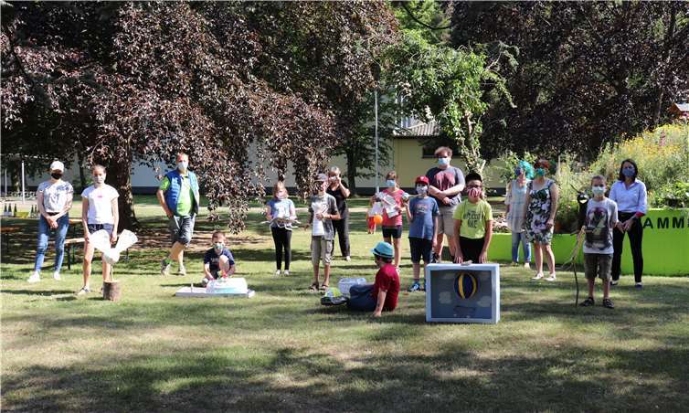 Viele Kunstwerke, die beim Projekt „Wundertüte“ entstanden, wurden auf dem Außengelände des Jugendbüros präsentiert. Foto: privat