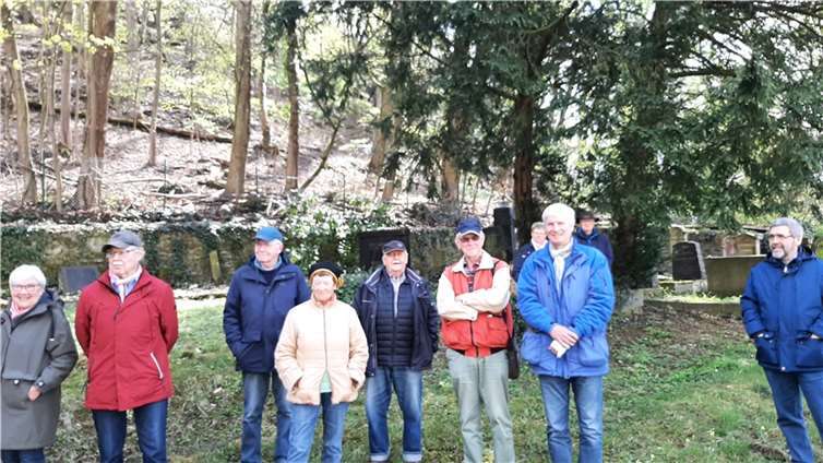 Viele Lahnsteiner interessierten sich für die Geschichte des Friedhofs.  Foto: Bernd Geil