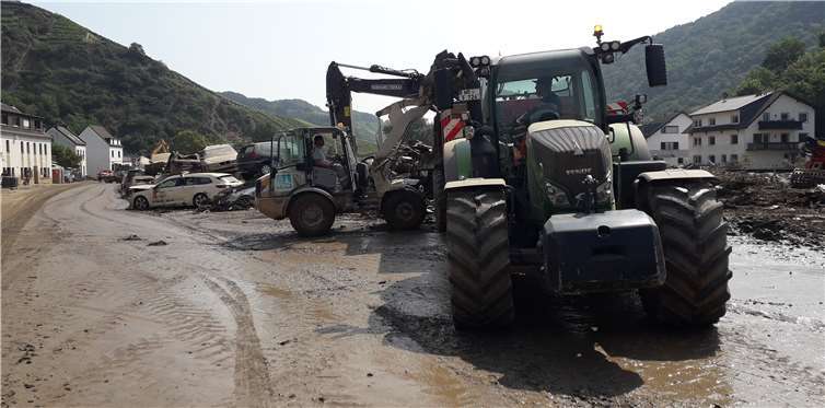 Viele Landwirte helfen mit ihren Traktoren.