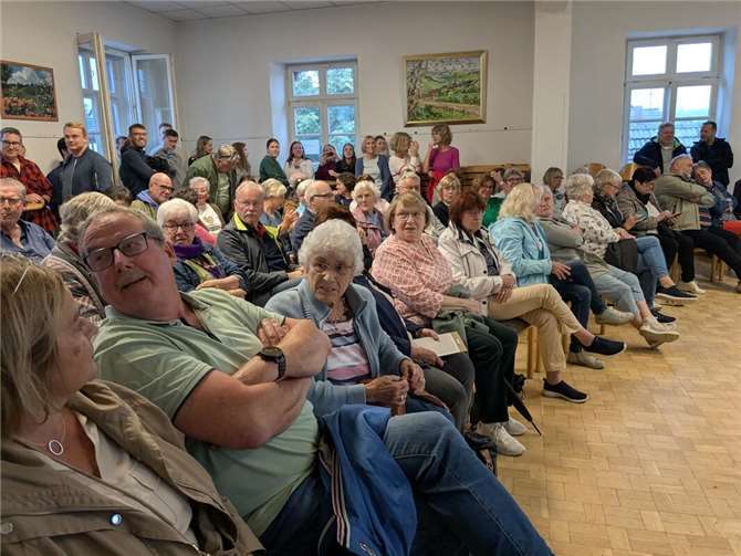 Viele Löhndorfer verfolgten mit großem Interresse die Info-Veranstaltung.  Foto: KS