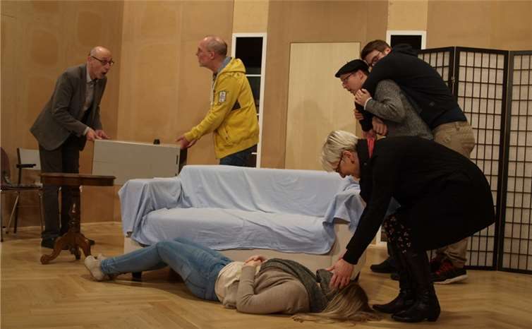 Viele Lügen und ein Einbruch stehen im Mittelpunkt der Kriminalkomödie.WITE