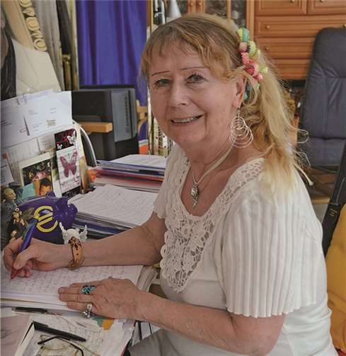 Viele Manuskripte warten bereits auf dem Schreibtisch von Illa Manzius, der nächste Gedichtband ist in Vorbereitung.