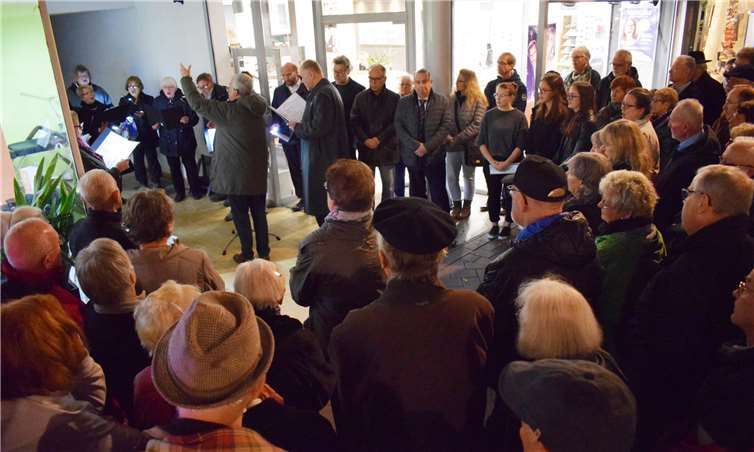 Viele Menschen demonstrierten mit ihrer Teilnahme am Gebet und Gedenken in Bad Ems, zu dem das Dekanat Nassauer Land eingeladen hatte, wie wichtig ihnen Erinnern und Mahnen 80 Jahre nach dem offenen Ausbruch des Holocaustes ist. Dekanat Nassauer Land