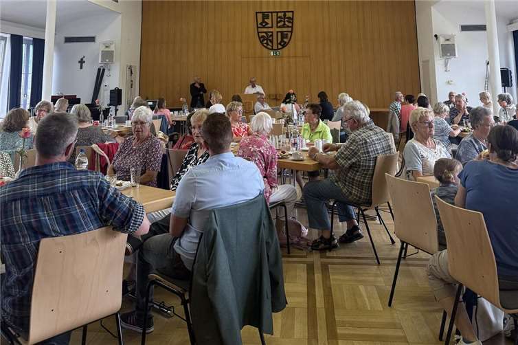 Zahlreiche Gäste beim Fairtrade-Frühstück in Mayen Viele Menschen fanden zum diesjährigen Frühstück den Weg ins Mayener Rathaus. Foto: Nina Lauter/ Stadt Mayen