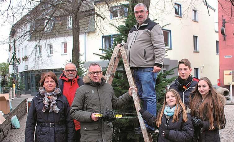 Viele Menschen haben bei der festlichen Adventsdekoration der Fußgängerzone mitgeholfen.privat
