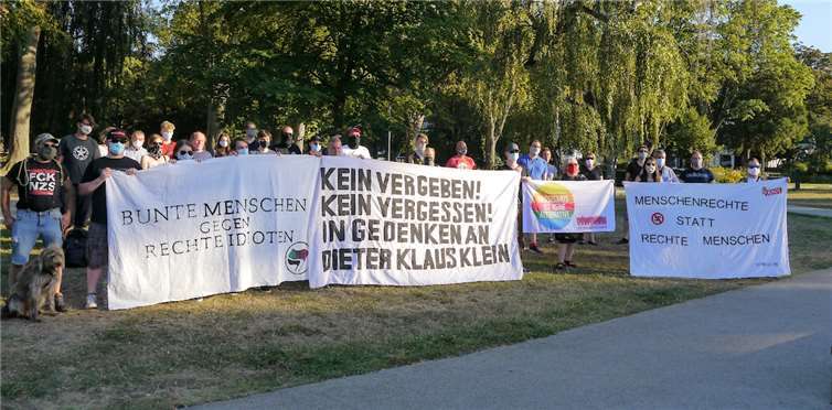 Viele Menschen hatten sich zum Gedenken an Dieter Klaus Klein, der am 31. Juli 1992 in Bad Breisig ermordet wurde, unter Einhaltung der geltenden Hygienevorschriften versammelt. Foto: privat