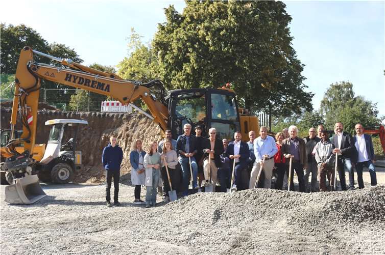 Viele Menschen in unterschiedlichen Funktionen sind an dem Bauprojekt zur Erweiterung der Heinrich-Roth-Realschule plus beteiligt. Gemeinsam feierten sie den traditionellen Spatenstich zum Beginn der Bauarbeiten.  Foto: VG Montabaur / Christina Weiß