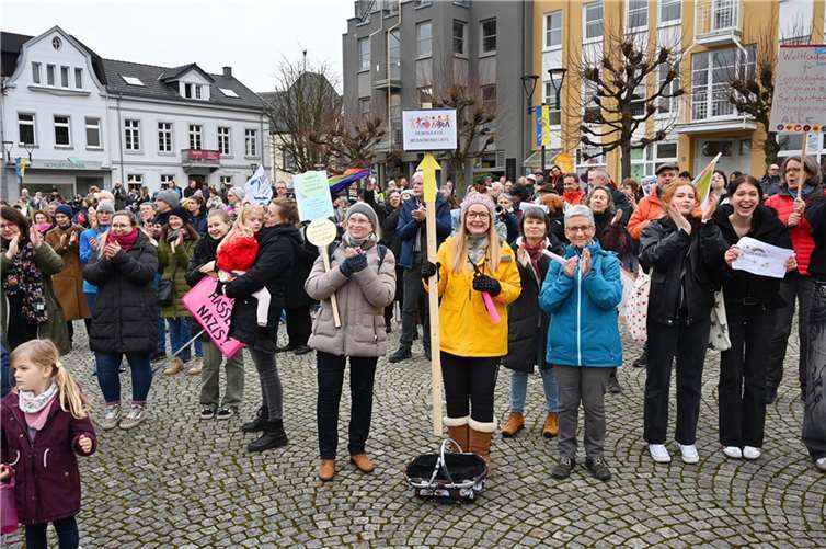 Viele Menschen kamen auf den Kirchplatz.  Foto: RASCH