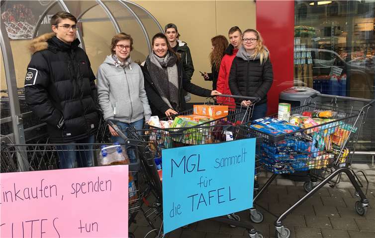 Viele Menschen kamen der Bitte der Jugendlichen nach und füllten so die Einkaufswagen.privat