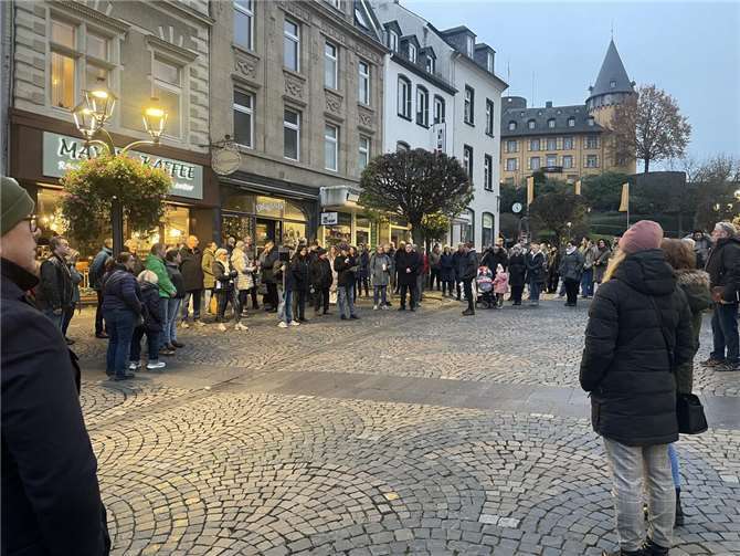 Gedenken an düsteres Kapitel der Geschichte wachhalten Viele Menschen nahmen am Schweigeweg zur Reichspogromnacht in Mayen teil. Foto: Anja Steffens /Stadt Mayen