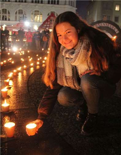 Viele Menschen stellten eine Kerze auf und setzten ein Zeichen für eine gerechte Welt.