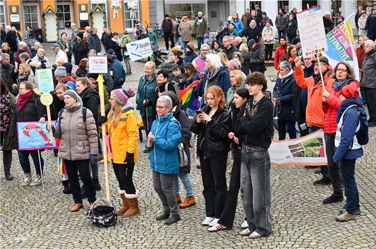 Viele Menschen versammelten sich auf dem Kirchplatz. Foto: RASCH