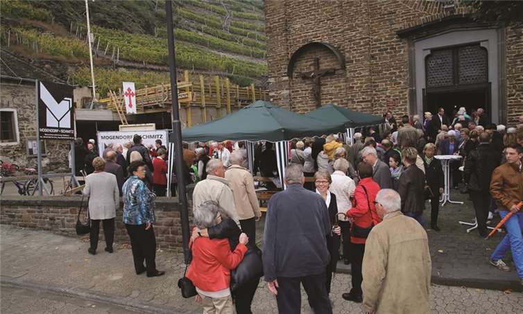 Viele Menschen versammelten sich nach der Messe, um der Grundsteinlegung bei zu wohnen.