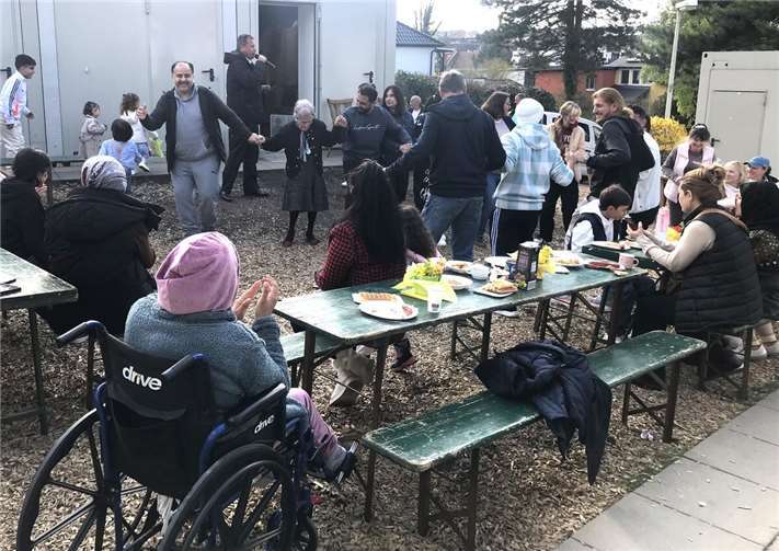 Viele Menschen waren am letzten Tag des Märzes zur „Alten Schule“ - der Unterkunft für geflüchtete Menschen in Berkum - gekommen, um gemeinsam das Fest zu feiern. Foto: Gemeinde Wachtberg
