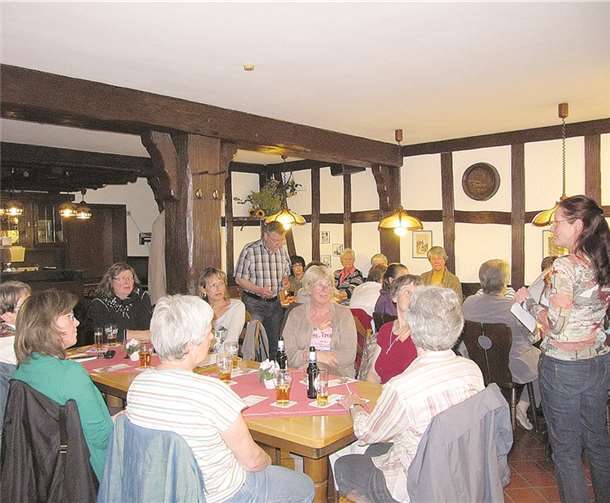 Viele Mitarbeiterinnen und Mitarbeiter des Weltladen Linz kamen zur ersten Zusammenkunft in das Hotel zur Mühle, informierten sich über neue Produkte, tauschten die gesammelten Erfahrungen aus und diskutierten mit dem Vorstand über die Ausdehnung der Öffnungszeiten ab diesem Monat auf den Sonntagnachmittag. Privat