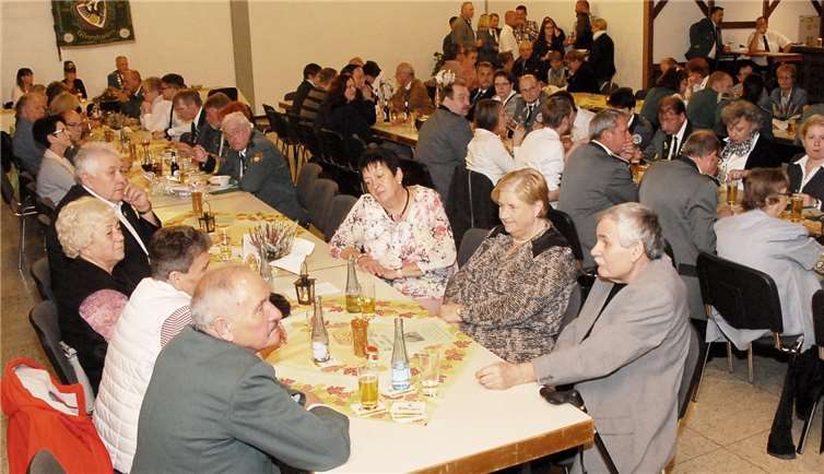 Viele Mitglieder befreundeter Vereine und von Schützengesellschaften im Kreis Neuwied hatten den Weg in den Westerwald und das Dorfgemeinschaftshaus von Giershofen gefunden, um hier dem neuen König die Ehre zu erweisen.KER