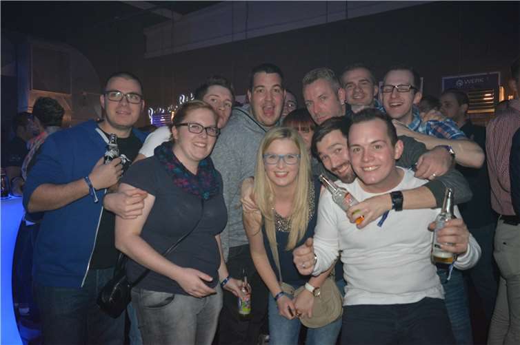 Viele Mitglieder der Feuerwehr Weißenthurm haben sich die Premiere der „Blaulichtparty“ nicht entgehen lassen.