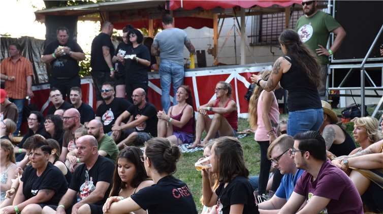 Viele Mitglieder der „Wake up“-Gruppe hörten sich die Musik der Bands an.