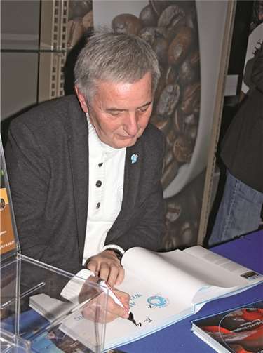 Viele Mitglieder des WirtschaftsForums nutzten die Gelegenheit, sich einen der faszinierenden Bildbände Meutschs vom Autor signieren zu lassen.