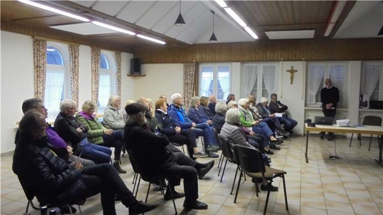 Viele Mitglieder und interessierte Besucher waren der Einladung gefolgt und begeistert vom Film: „Nur die Füße tun mir leid“. Foto: privat