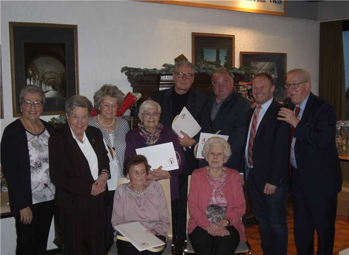 Viele Mitglieder wurden bei der Weihnachtsfeier geehrt. Vorne von links: Gertrud Karp (25 Jahre) und Reinhilde Hülskötter (15 Jahre). Hintere Reihe, stehend von links: Beate Dietl (30 Jahre), Anneliese Großgarten (15 Jahre), Marianne Dielentheis (25 Jahre), Gretel Duckwitz (30 Jahre), Frank Schneider (15 Jahre), Uwe Siebenmorgen (15 Jahre), sowie Oberbürgermeister Jan Einig und Fredi Winter. Auf dem Bild fehlen: Klaus Tiggemann (30 Jahre), Horst und Karin Hartstang (25 Jahre), Hedwig Becker (15 Jahre), Maria Becker (25 Jahre) und Karl-Heinz Meyer (40 Jahre). Privat