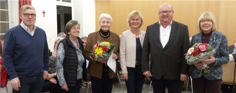 Viele Mitglieder wurden beim Fest geehrt (von links): Udo Weber, Vorstand, Brigitte Doetsch, Vorstand, Hildegard Schneider, Pia Zeyen, Vorstand, Pfr. Michael Rams und Edith Färber. Privat
