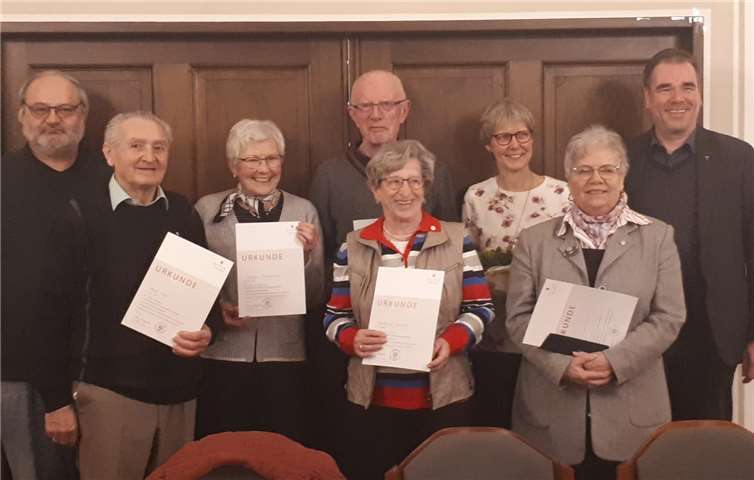 Viele Mitglieder wurden geehrt. Von links: Dekanatskantor Werner Steines, Heinz Augel, Marianne Middendorf, Heinz Middendorf, Waltraud Petritsch, Hiltrud Koch, Anneliese Schunck, Pfr. Dr. Rainer Justen (ohne Alfons Bülte). Foto: privat