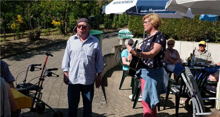 Viele Nachbarinnen und Nachbarn machten sich auf den Weg nach Leutesdorf. Auch in diesem Jahr wurde wieder gemeinsam musiziert. privat
