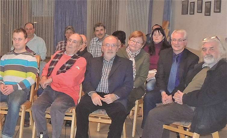 Viele Niederhofener Bürger waren ins Bürgerhaus gekommen, um sich über die neu gestaltete Homepage der Gemeinde zu informieren. privat