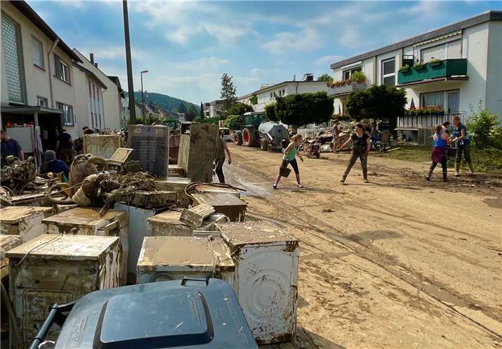 Viele Nothelfende unterstützen derzeit die Aufräumarbeiten im Katastrophengebiet in Rheinland-Pfalz. Fotos: Unfallkasse Rheinland-Pfalz