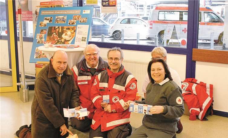 Viele Passanten nutzen die Chance, um ihre Erste-Hilfe-Kenntnisse wieder aufzufrischen.  Privat