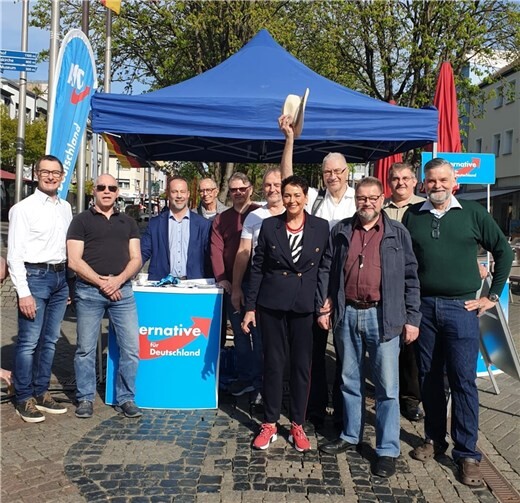 Viele Passanten nutzten das Informationsangebot in der Neuwieder Innenstadt und informierten sich persönlich bei dem Landesvorsitzenden Dr. Jan Bollinger, den Neuwieder Stadträten Ute Kutscher und Joachim Hoppen sowie mehreren Parteimitgliedern über die AfD und deren politisches Angebot.  Foto: AfD Neuwied