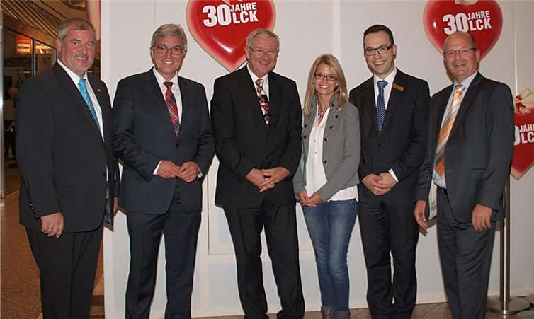 Viele Persönlichkeiten aus Politik und Wirtschaft hatten sich zur inoffiziellen Geburtstagsfeier des Löhr-Center Koblenz und zum Gratulieren eingefunden. Manfred Sattler (IHK-Koblenz), Innenminister Roger Lewentz, Oberbürgermeister Joachim Hofmann-Göttig, Susanne Krupp (Junior-Chefin Krupp Medienzentrum), Stephan Antwerpen (Center-Manager) und Hermann Krupp (Geschäftsführer Krupp Medienzentrum). (v.l.) Fotos: Udo Stanzlawski