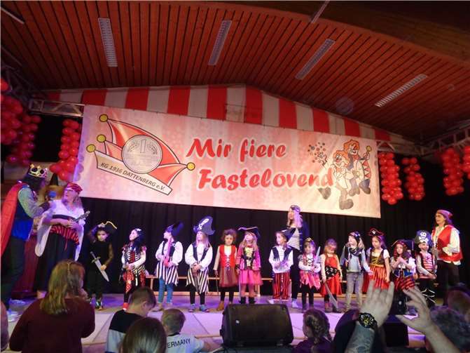 Viele Piraten mit ihren tollen Kostümen und Säbeln eroberten die Bühne und führten ihren Piratentanz auf.  Foto: privat