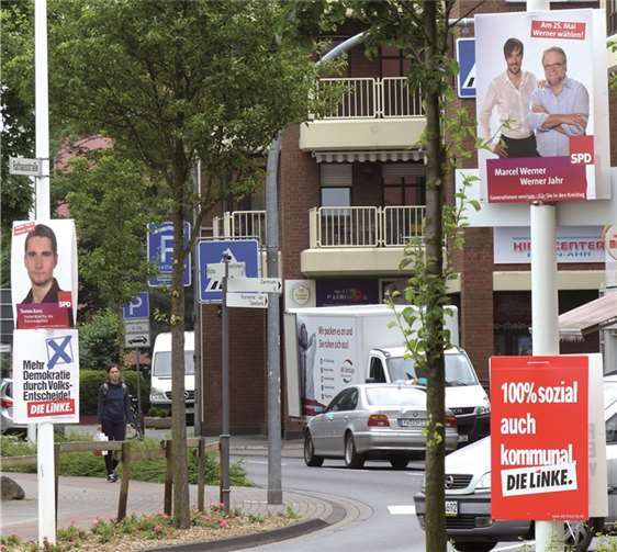 Viele Plakate haben die Wähler am Sonntag zu den Urnen gerufen, die Wahlbeteiligung erreichte bis zu 60 Prozent. WM