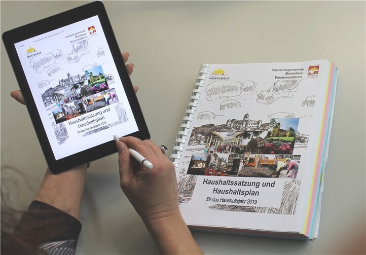Viele Ratsmitglieder im Stadtrat nutzen mittlerweile Tablets in den Sitzungen und verzichten auf Papiervorlagen. Die 420 Seiten starke Druckversion des Haushaltsplans dürfte bald der Vergangenheit angehören. Foto: VG Montabaur
