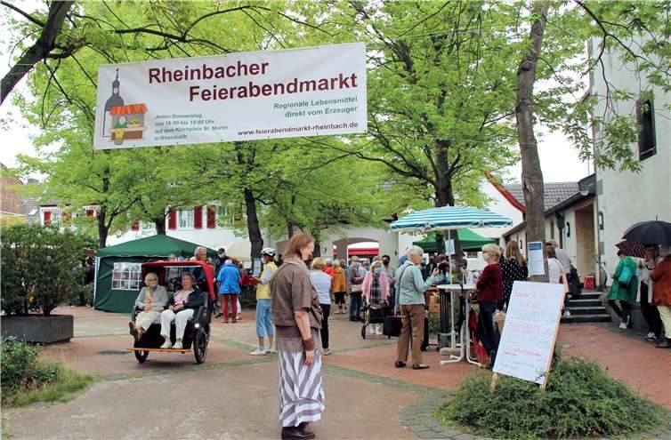 Viele Rheinbacher Bürgerinnen und Bürger nutzen die Gelegenheit, die Angebote des neuen Feierabendmarktes auf dem Kirchplatz kennenzulernen und miteinander ins Gespräch zu kommen. Foto: Beate Behrendt-Weiß