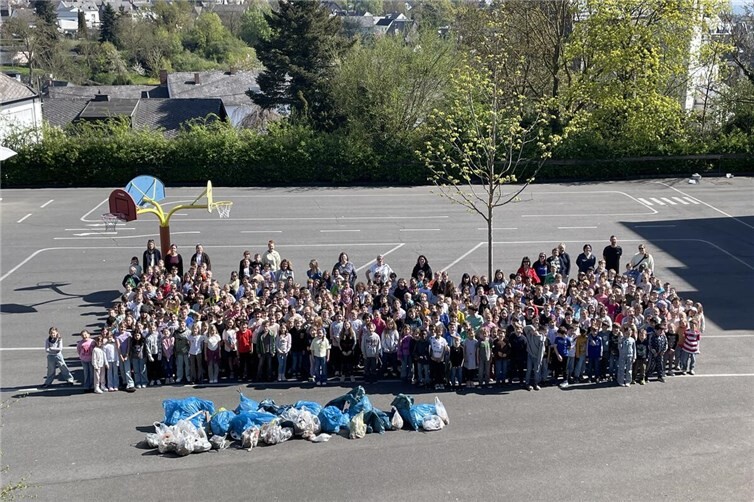 Viele Säcke mit Müll wurden gesammelt.