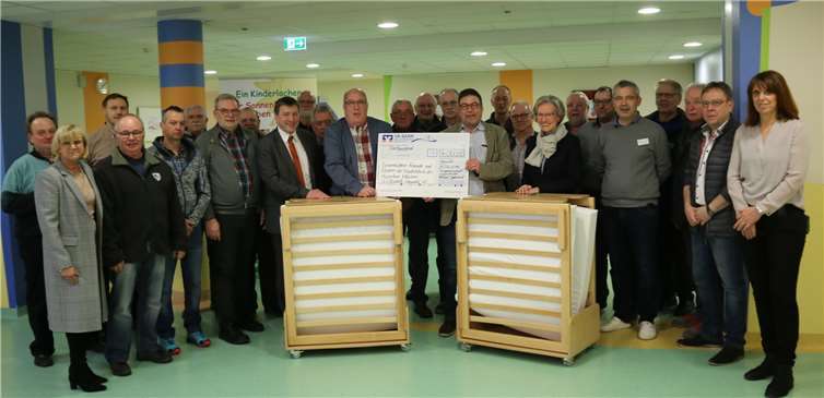 Viele Sänger besuchten die Klinik für Kinder- und Jugendmedizin, um an der Übergabe des Spendenschecks teilzunehmen.Foto: privat