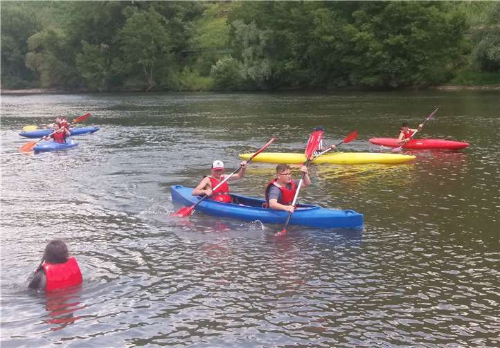 Viele Schüler der Realschule plus und FOS Untermosel genossen den etwas anderen Unterrichtstag auf dem Wasser und am Moselufer. Foto: privat