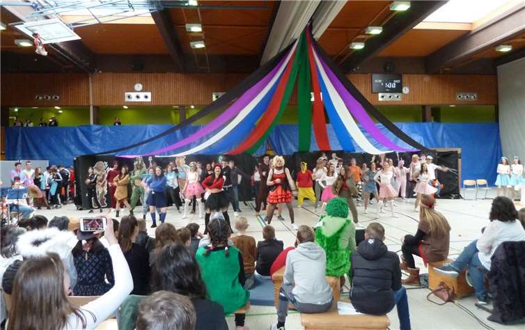 Viele Schüler haben Tänze einstudiert.