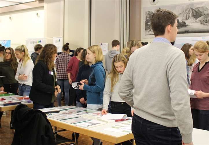 Viele Schüler nutzten den direkten Kontakt zu den Ausstellern.privat