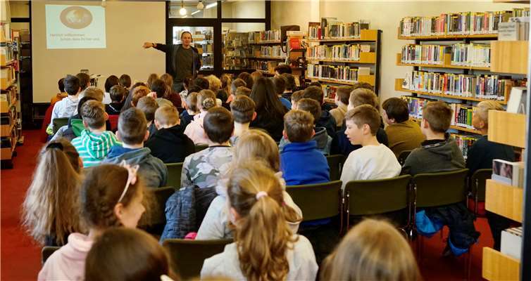 Viele Schülerinnen und Schüler kannten bereits einige Werke des Autors. Fotos: KG