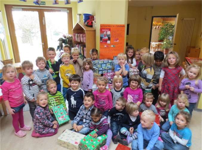 Viele Schuhkartons wurden für Kinder in aller Welt gepackt und den Kinder des Kindergartens Pusteblume wurde berichtet, was Armut bedeutet und wohin die gepackten Schuhkartons gehen. privat