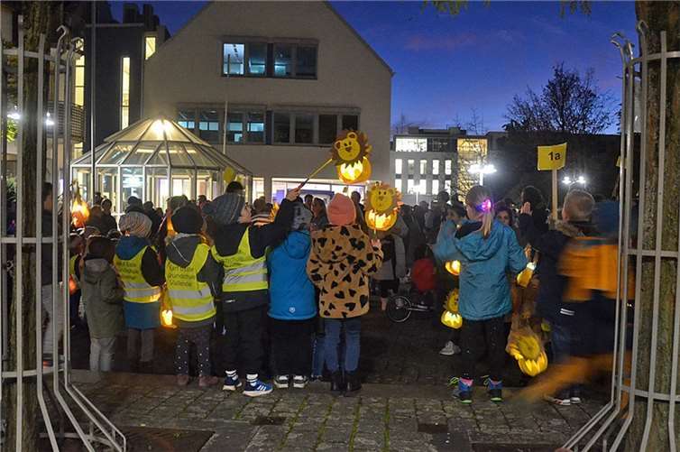 Viele Schulkinder waren mit ihren Laternen gekommen. h Fotos: J. Luecker (www.foto-shark.com)